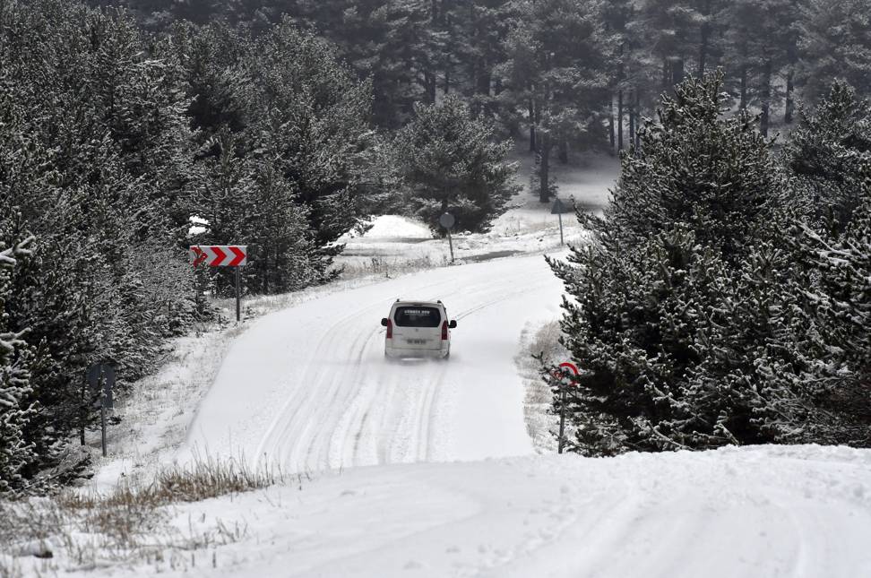 Bahar geldi ama kar yağışı bitmedi! Nisan ayında her yer beyaza büründü 3
